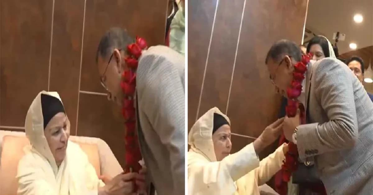 তারেক রহমানকে ফুলের মালা দিয়ে বরণ করে নিলেন ডা. জুবাইদার মা