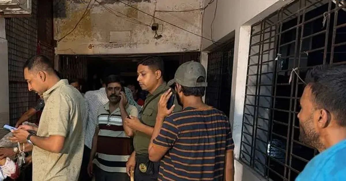পাবনায় কার্যালয়ে ঢুকে ব্যবসায়ীসহ দুজনকে গুলি করে হত্যা