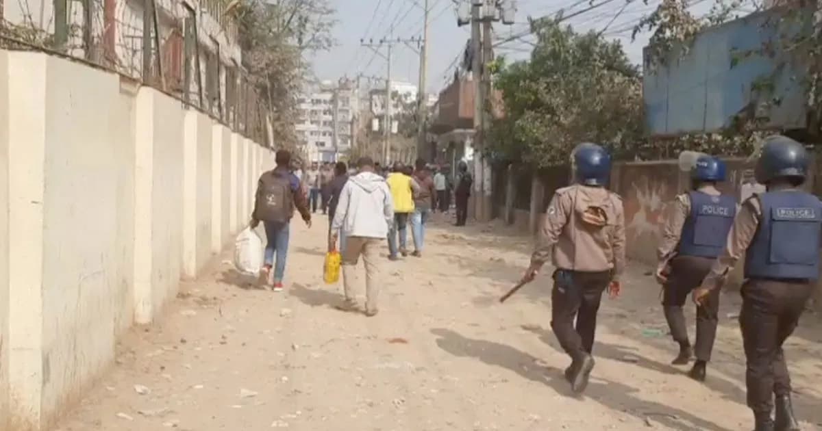 ৮ দফা দাবিতে বিক্ষোভ : পুলিশ-শ্রমিক সংঘর্ষে রণক্ষেত্র গাজীপুর