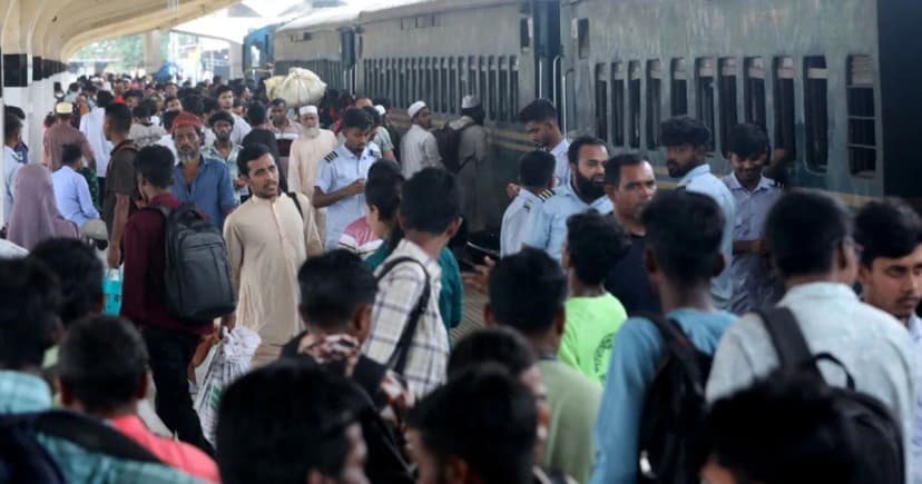 দুর্গাপূজার ছুটিতে ঢাকা ছাড়ছেন মানুষ, স্টেশন-টার্মিনালে বাড়ছে ভিড়