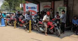 ফুয়েল পাসেও কমছে না লাইন, তেল মিললেও বাড়েনি স্বস্তি