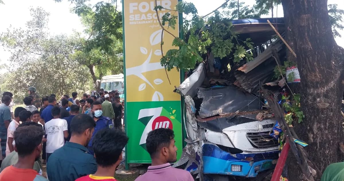 চট্টগ্রাম-কক্সবাজার মহাসড়কে ভয়াবহ বাস দুর্ঘটনা, নিহত ৪