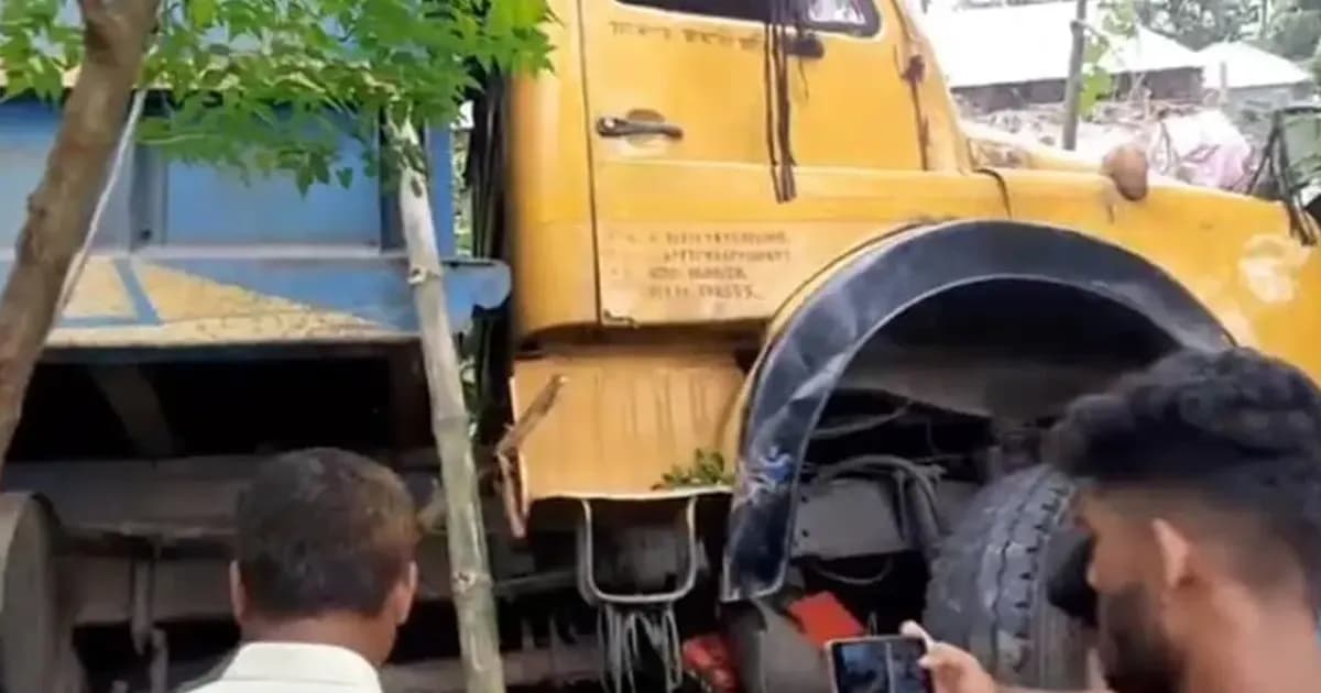 নীলফামারীতে ট্রাকের ধাক্কায় ভ্যানচালকসহ নিহত ৪