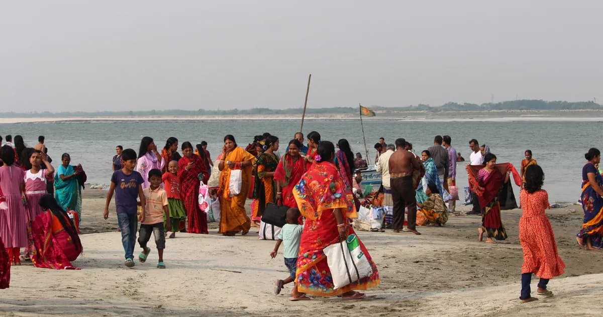 বাঘায় পদ্মার তীরে সনাতন ধর্মাবলম্বীদের গঙ্গাস্নান অনুষ্ঠিত