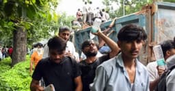 শিক্ষার্থীদের আন্দোলনে পানির বোতল-রুটি ও সবজি দিচ্ছে সাধারণ মানুষ
