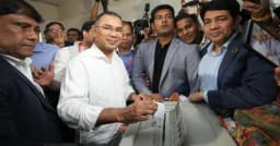 সপরিবারে ভোট দিলেন বিএনপির চেয়ারম্যান তারেক রহমান