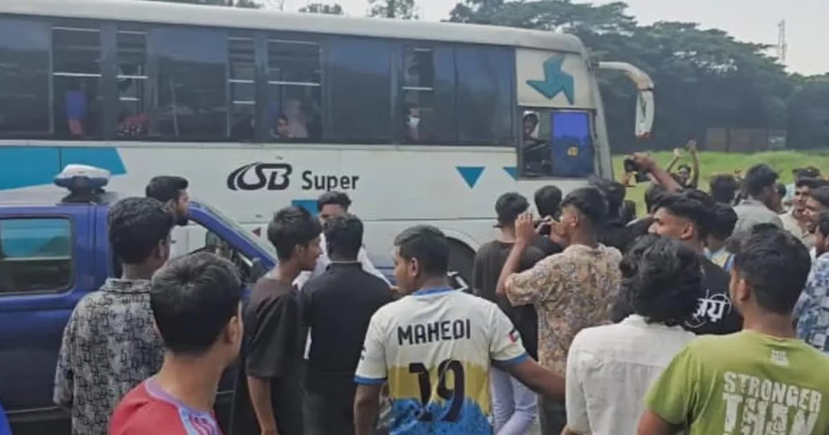 টাঙ্গাইলকে ঢাকা বিভাগে রাখার দাবিতে যমুনা সেতু মহাসড়ক অবরোধ