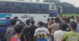 টাঙ্গাইলকে ঢাকা বিভাগে রাখার দাবিতে যমুনা সেতু মহাসড়ক অবরোধ