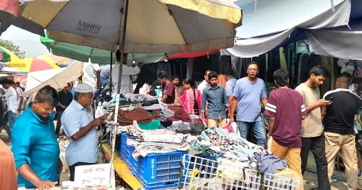 দুর্গাপূজার কেনাকাটায় জমজমাট নিউমার্কেট, বেড়েছে ক্রেতাদের ভিড়