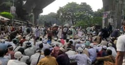 পল্টনের সড়কে ইবতেদায়ী শিক্ষকদের অবস্থান, যান চলাচল বন্ধ