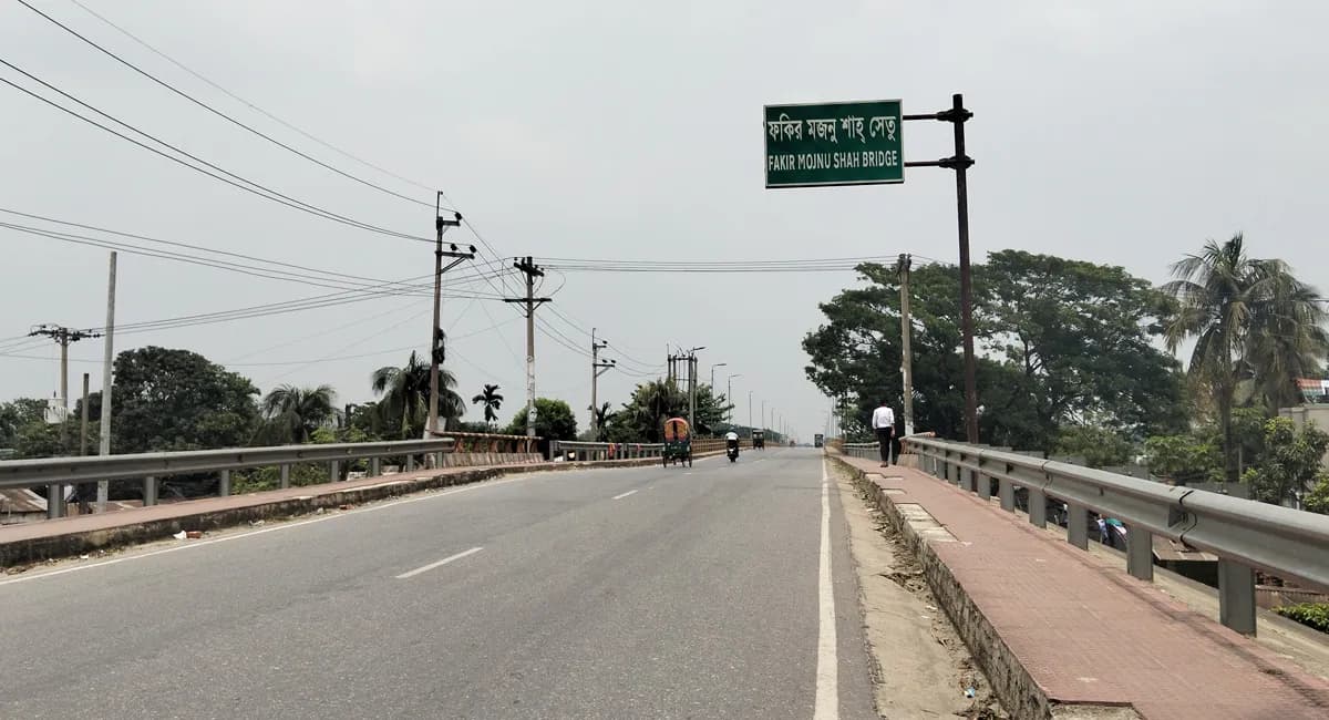 কাপাসিয়ায় ফকির মজনু শাহ সেতুতে খুঁটি আছে, বাতি নেই