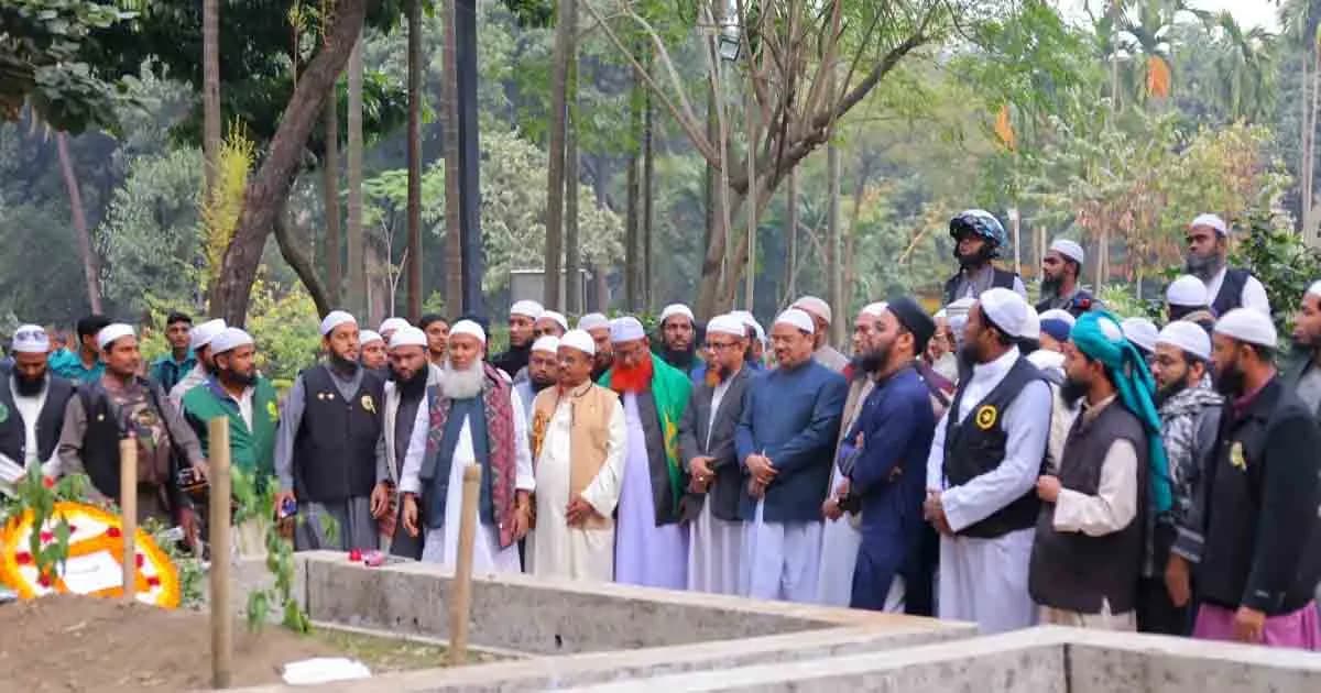 শহীদ শরিফ ওসমান হাদির কবরের পাশে চরমোনাই পীর