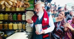 ঝালমুড়ি নিয়ে তৃণমূলকে খোঁচা মোদির