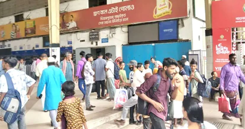 ঢাকা ছাড়ছেন নগরবাসী, প্রথম দিনের ঈদযাত্রায় বেশি নারী-শিশু