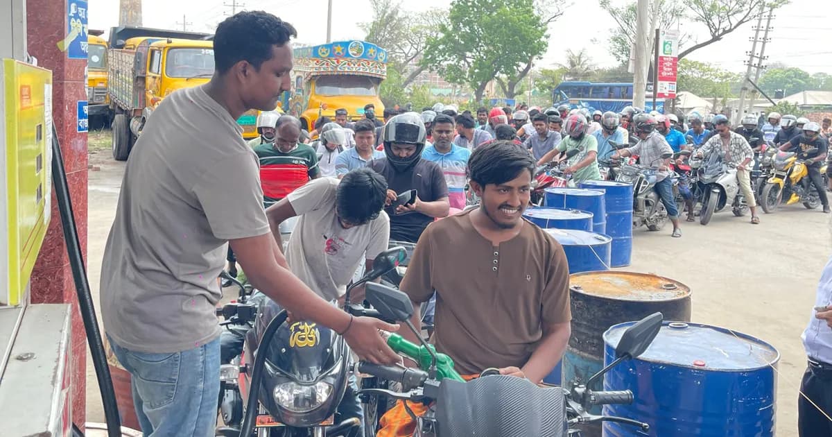 ধামরাইয়ে জ্বালানি তেলের তীব্র সংকট, পাম্পগুলোতে দীর্ঘ সারি
