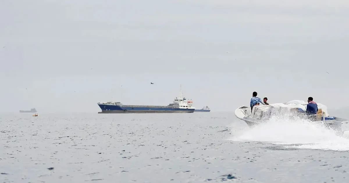 মার্কিন অবরোধকে পাত্তা না দিয়ে হরমুজ পার হলো ৩ ইরানি ট্যাংকার