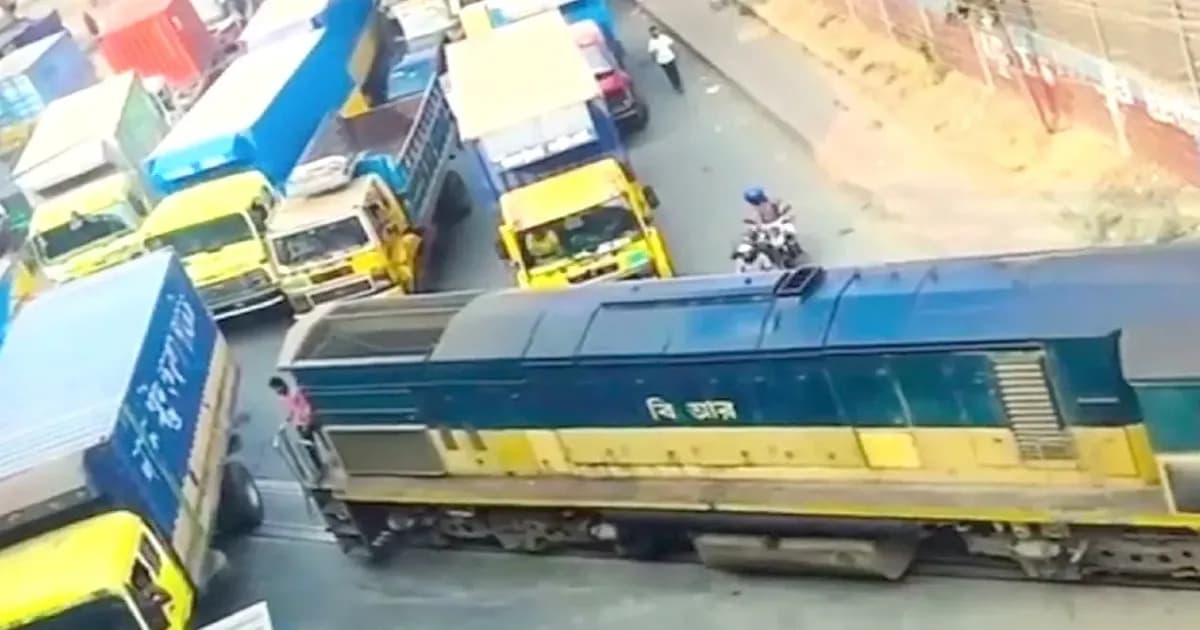 ট্রাক-লরির ভিড়ে থেমে রইল ট্রেন, ভিডিও ভাইরাল