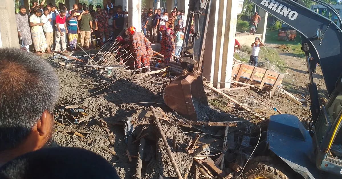 পীরগঞ্জ পৌরসভার নির্মানাধীন ভবনের ছাদ ধসে নিহত ২