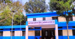 সাপাহারে সড়কের বেহাল দশা, দখল-আবর্জনায় বাড়ছে জনদুর্ভোগ