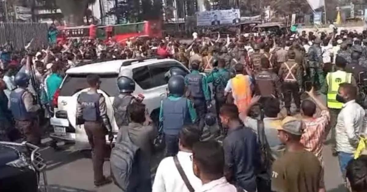 চট্টগ্রাম বন্দর: আন্দোলনকারীদের তোপের মুখে নৌ উপদেষ্টা