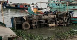 ফেরিতে উঠতে গিয়ে নদীতে ট্রাক উল্টে নিহত ১