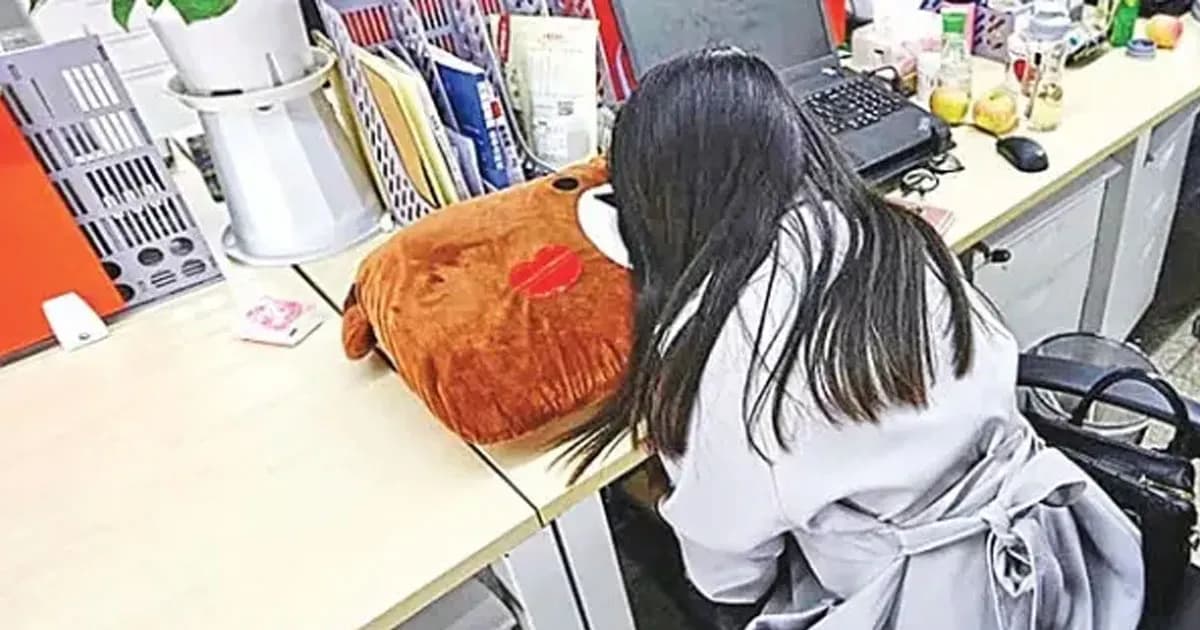 বেতন কম হওয়ায় প্রতিবাদে অফিসে ৫ ঘণ্টা ঘুমান তরুণী!