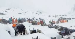 এভারেস্টের পাদদেশে আটকা শতাধিক পর্যটক