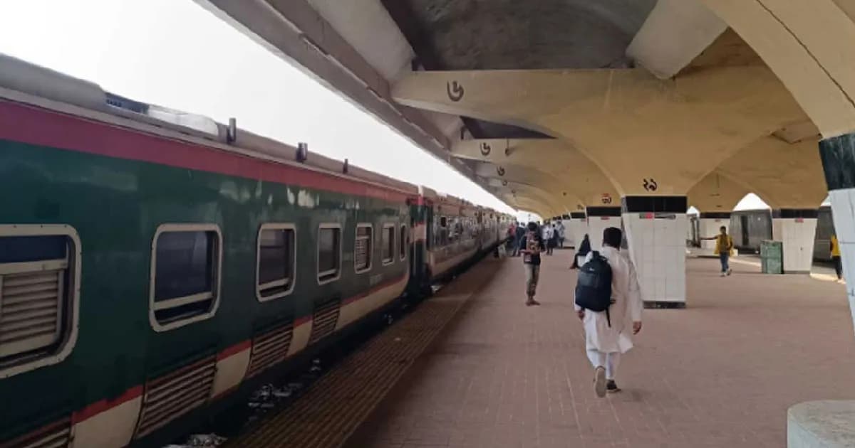 শেষ দিনে ফাঁকা কমলাপুর, অর্ধেক যাত্রী নিয়েই ছেড়েছে ট্রেন