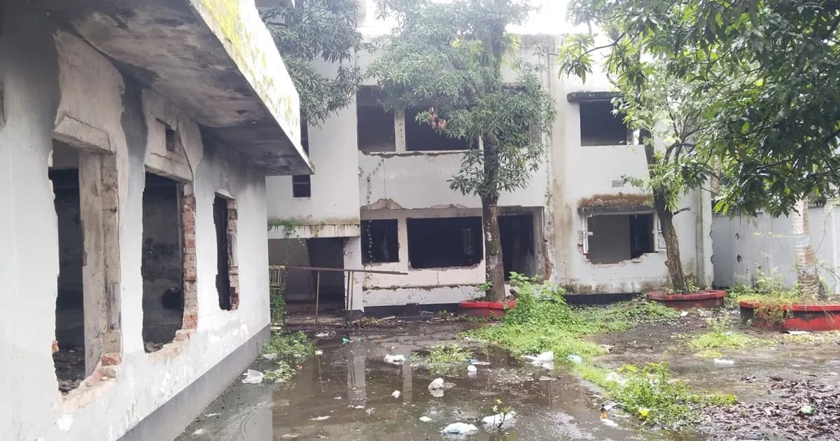 ঝালকাঠিতে আমুর পরিত্যক্ত বাড়ি এখন ময়লা-আবর্জনার ভাগাড়