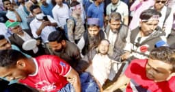 লাশ হয়ে যাব, দাবি আদায় ছাড়া ছাড়ব না: সরকারি কর্মচারীরা