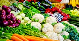 বাজারে ভরপুর শীতের সবজি, তবুও কমছে না দাম