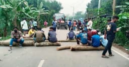 ফেসবুকের গুজবে তেলের খোঁজে ভিড়, না পেয়ে সড়ক অবরোধ