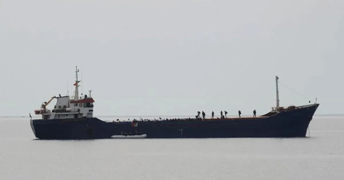 মার্কিন জব্দ করার চেষ্টা ব্যর্থ, বন্দরে পৌঁছাল ইরানি জাহাজ