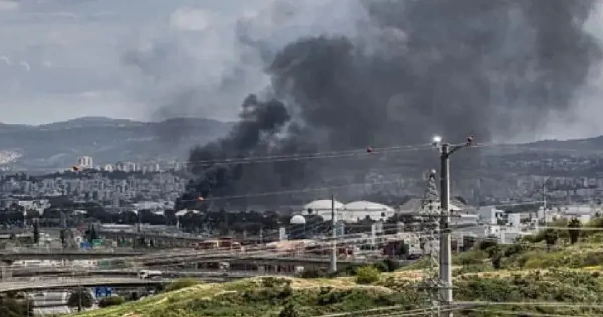 ইরানের ক্ষেপণাস্ত্র হামলায় ইসরায়েলের তেল শোধনাগারে আগুন