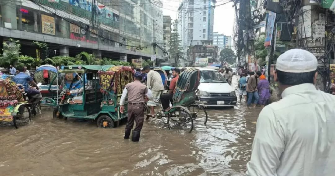 ভারি বৃষ্টিতে রাজধানীজুড়ে জলাবদ্ধতা, দুর্ভোগে নগরবাসী