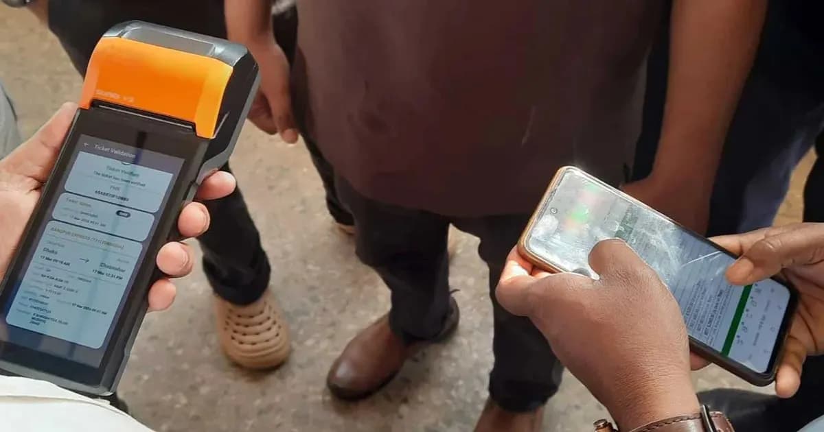 কম্পিউটার দোকান থেকে অনলাইন টিকিট কেটে দিশেহারা যাত্রীরা