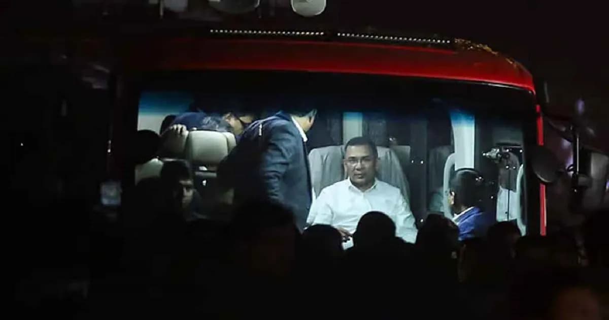 অসুস্থ মাকে দেখে হাসপাতাল ছাড়লেন তারেক রহমান, যাবেন বাসায়