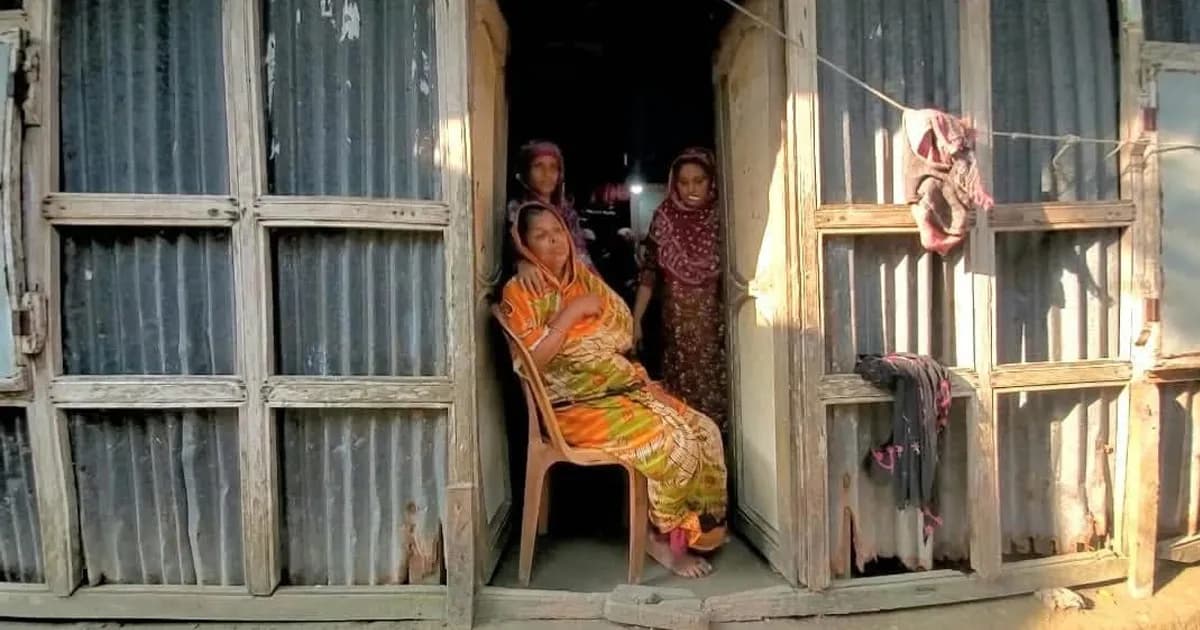 বিধবাকে ফ্যামিলি কার্ডের আশ্বাস দিয়ে সোনার দুল নিয়ে উধাও