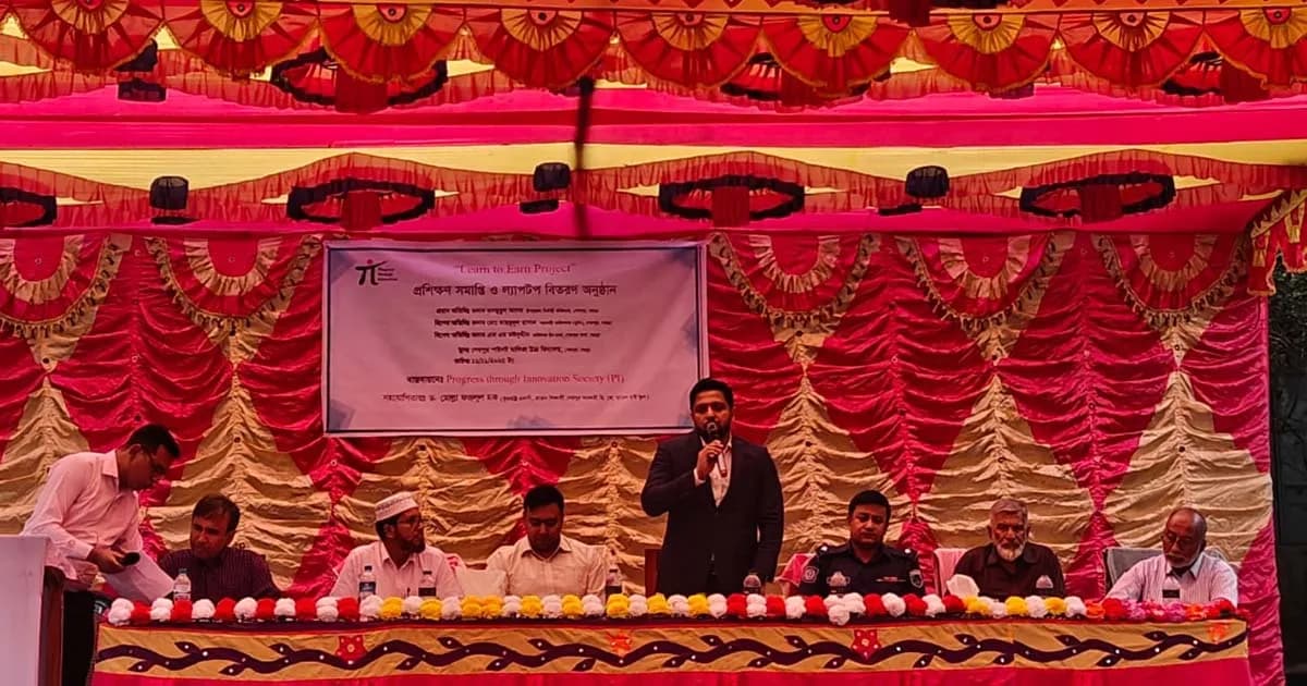 ‘লার্ন টু আর্ন’ প্রকল্পে শেরপুরে ১৪ শিক্ষার্থীর হাতে ল্যাপটপ বিতরণ