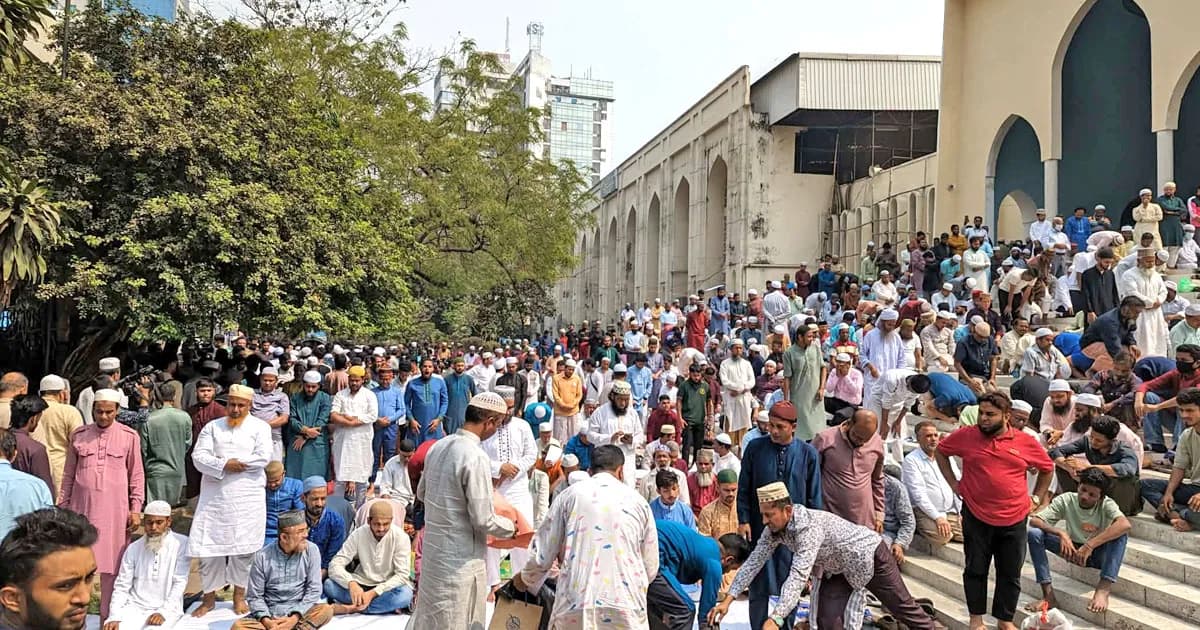 রমজানের তৃতীয় জুমায় বায়তুল মোকাররমে মুসল্লিদের ভিড়