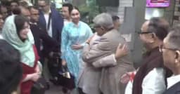 দেশে ফিরেই মির্জা ফখরুলের সঙ্গে কোলাকুলি করলেন তারেক রহমান