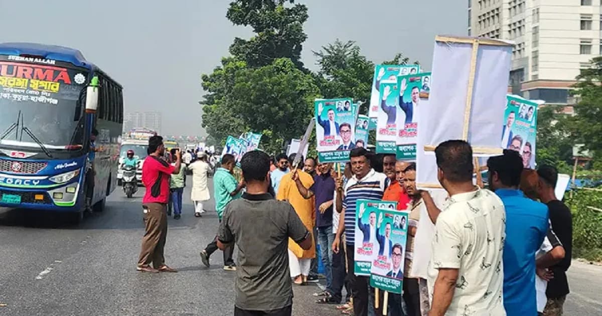 প্রধানমন্ত্রীকে এক নজর দেখতে মহাসড়কে নেতাকর্মীদের ভিড়