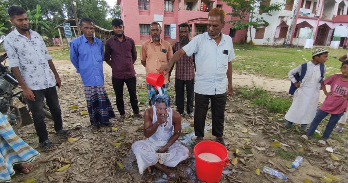 রামগড়ে দুধ দিয়ে গোসল করে জুয়া ছাড়ার শপথ যুবকের