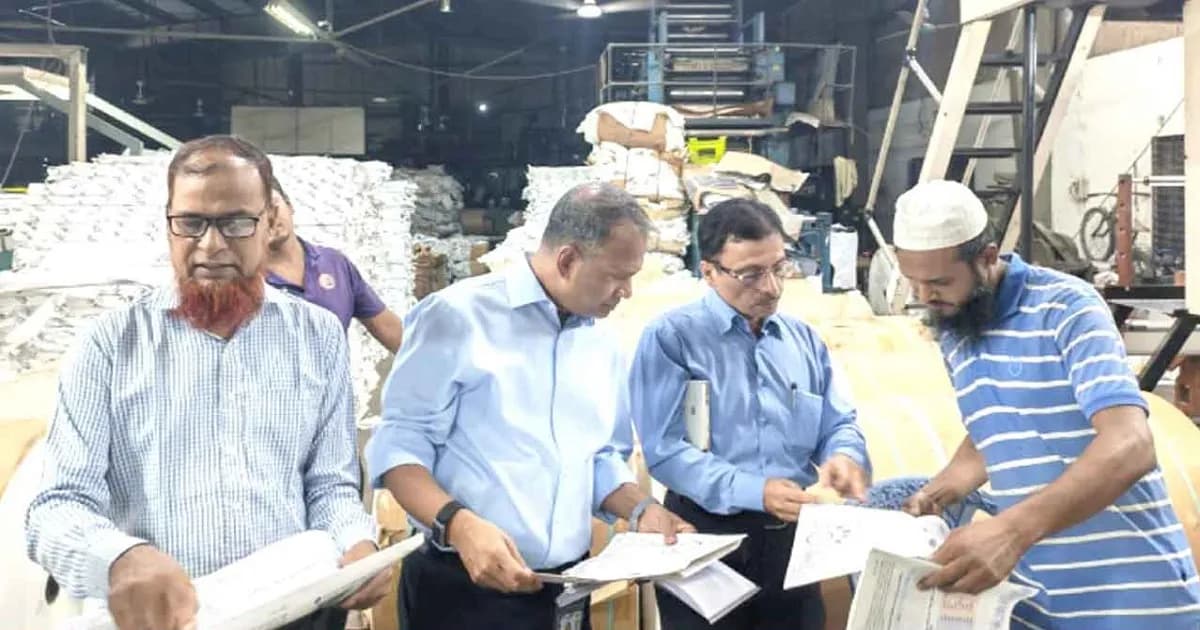 পাঠ্যবই ছাপার মান যাচাইয়ে হঠাৎ প্রেসে প্রধানমন্ত্রীর বিশেষ সহকারী