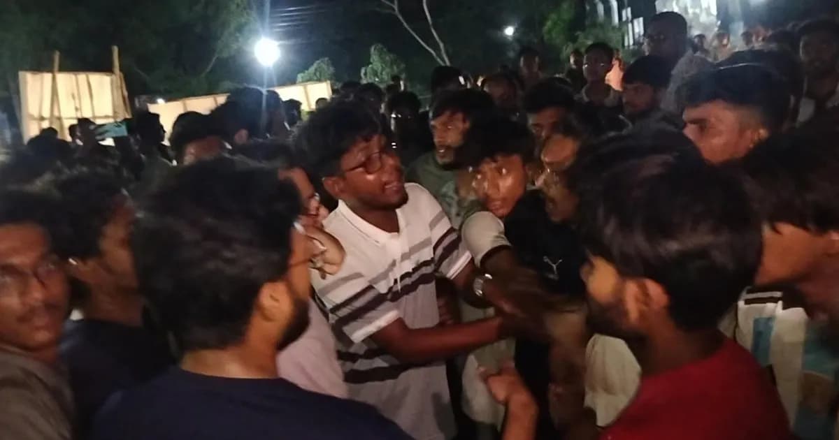 ইবিতে বাসে উচ্চস্বরে আড্ডা নিয়ে মারধরের ঘটনা, ক্যাম্পাসে উত্তেজনা