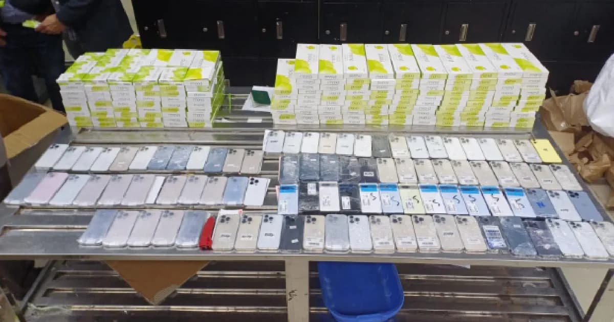 হশাআবিতে ৪ নারী যাত্রীর শরীর থেকে ১০২টি মোবাইল উদ্ধার