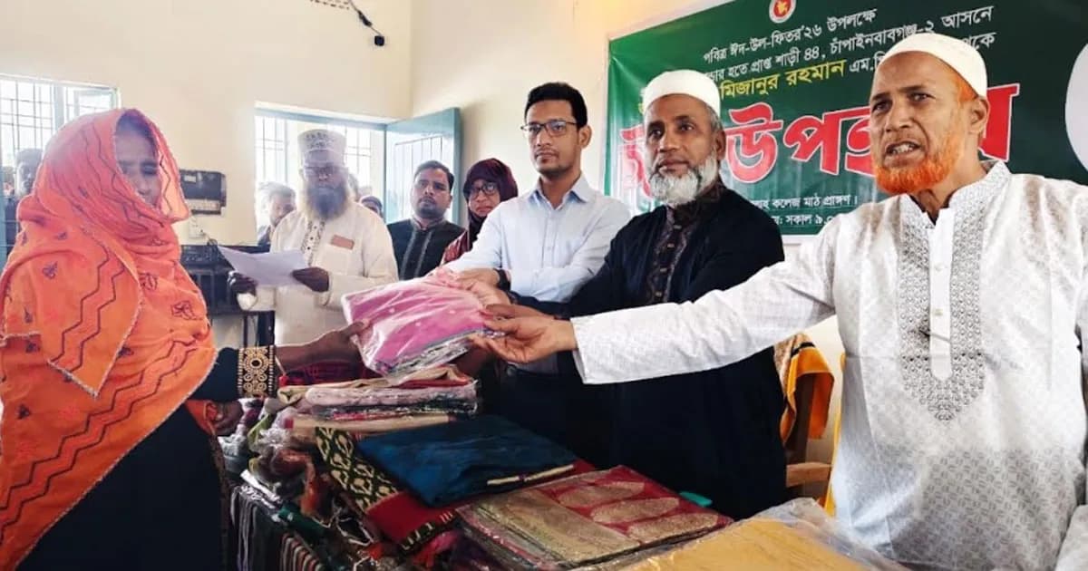 ভোলাহাটে ঈদ উপলক্ষে অসহায়দের মাঝে শাড়ি ও নগদ সহায়তা বিতরণ