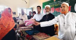 ভোলাহাটে ঈদ উপলক্ষে অসহায়দের মাঝে শাড়ি ও নগদ সহায়তা বিতরণ