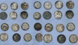 মাটি খুঁড়তেই বের হলো পিতলের হাড়ি, মিলল ১৯টি ভারতীয় রুপি