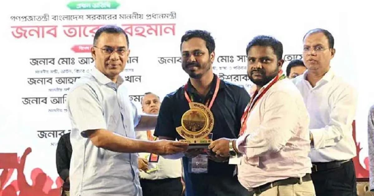 জুলাই শহীদ পরিবার ও আহতদের স্মারক তুলে দিলেন প্রধানমন্ত্রী